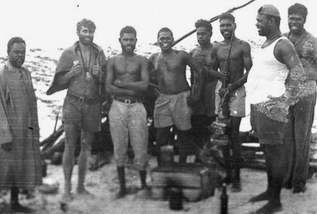 Михаил Фоменко в окружении спасших его туземцев, 1959 год Фото: Queensland Government